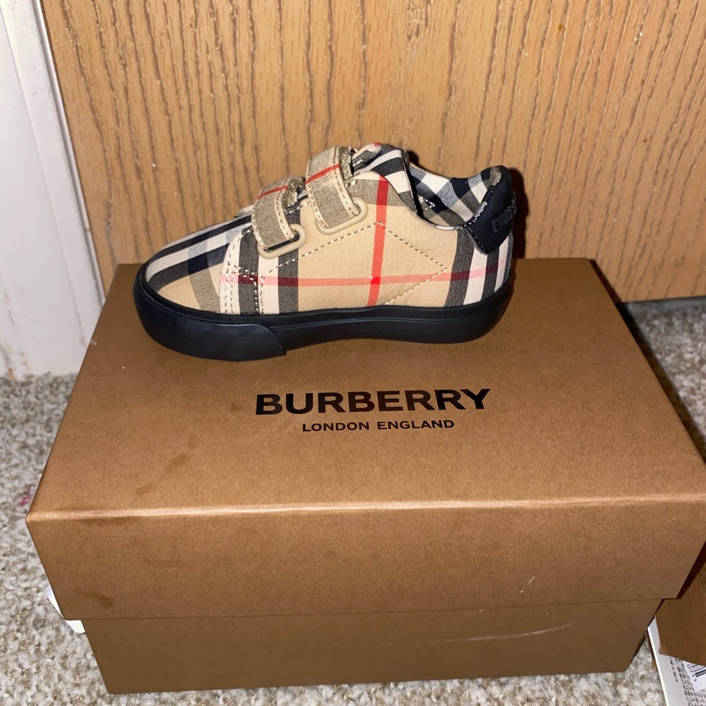 Burberry infant shoe